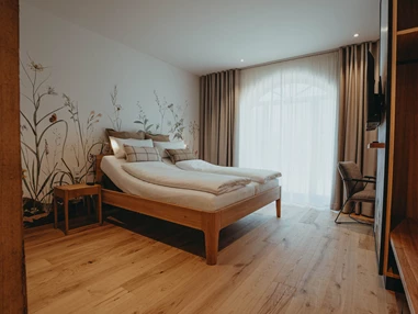 Biohotel: Barrierefreies Zimmer mit elektrisch verstellbarem Lattenrost - Biohotel Wildland