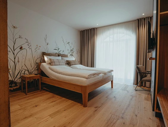 Biohotel: Barrierefreies Zimmer mit elektrisch verstellbarem Lattenrost - Biohotel Wildland