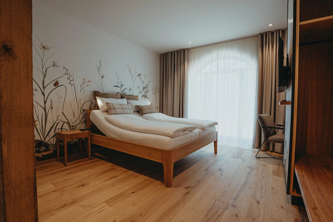 Biohotel: Barrierefreies Zimmer mit elektrisch verstellbarem Lattenrost - Biohotel Wildland