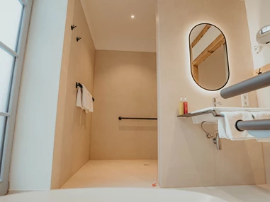 Biohotel: großes Badezimmer mit Wendemöglichkeit im barrierefreiem Zimmer - Biohotel Wildland
