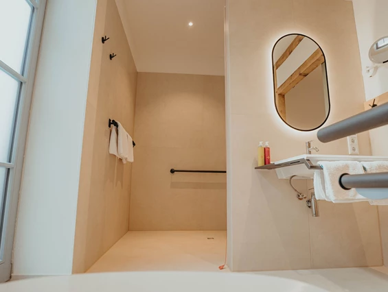 Biohotel: großes Badezimmer mit Wendemöglichkeit im barrierefreiem Zimmer - Biohotel Wildland