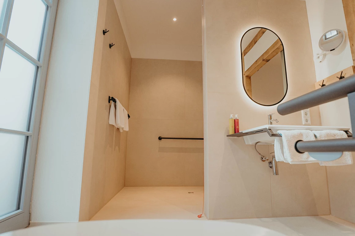 Biohotel: großes Badezimmer mit Wendemöglichkeit im barrierefreiem Zimmer - Biohotel Wildland
