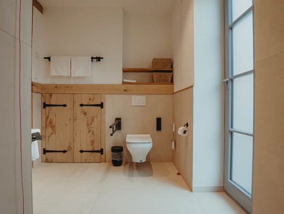 Biohotel: Toilette mit Griffen im barrierefreiem Badezimmer - Biohotel Wildland
