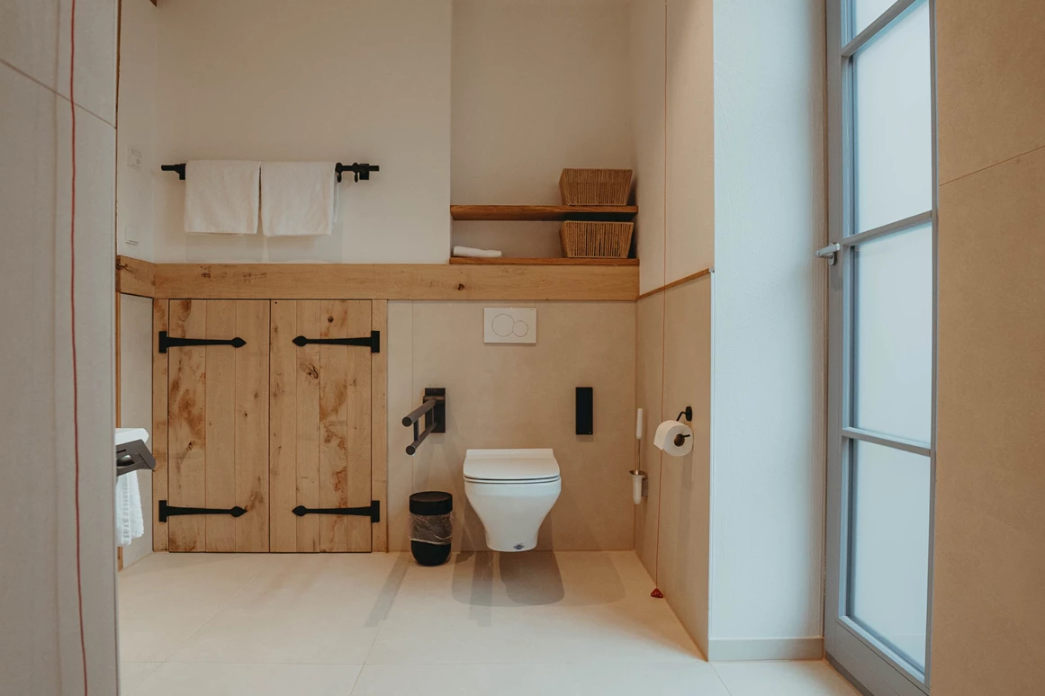 Biohotel: Toilette mit Griffen im barrierefreiem Badezimmer - Biohotel Wildland