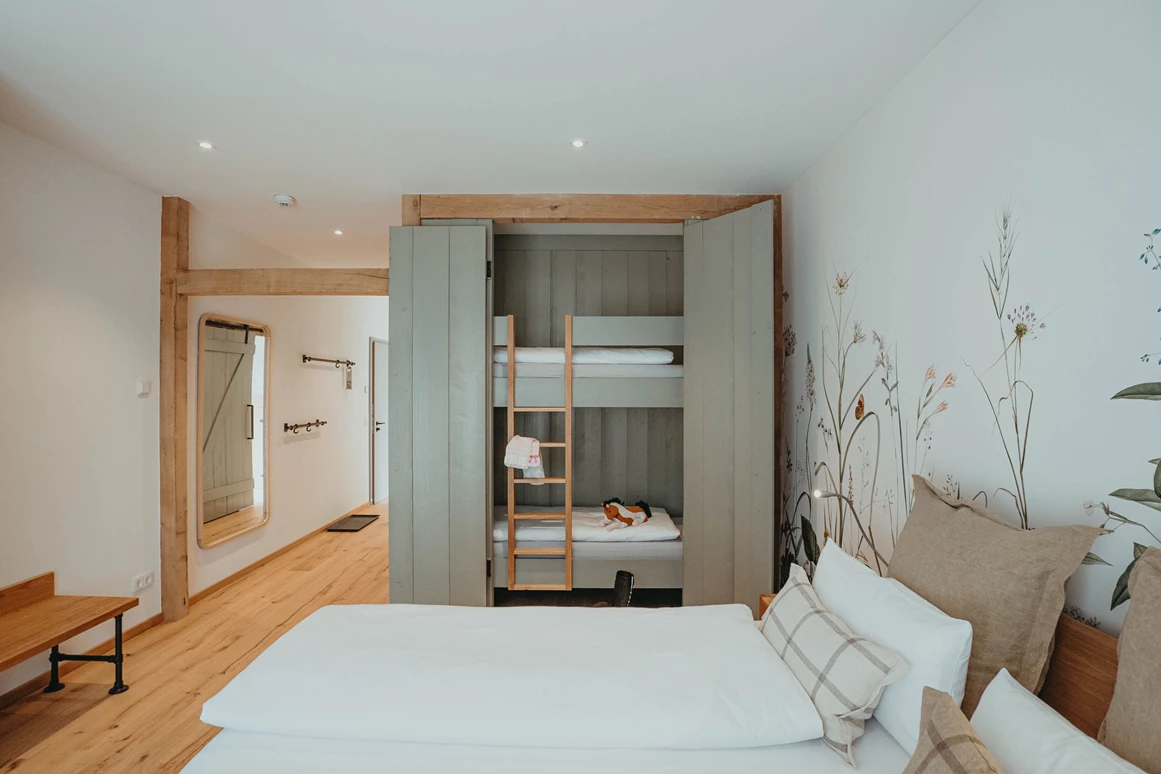 Biohotel: Familienzimmer
Alle Zimmer haben Blick in den Garten, den die Häuser sind gut verteilt auf 15.000qm Gelände - Biohotel Wildland