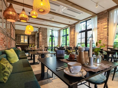 Biohotel: Wintergarten
Das ganze Jahr auf der Terrasse sitzen, ist im Wintergarten möglich und eine schöne Alternative zum Restaurant - Biohotel Wildland