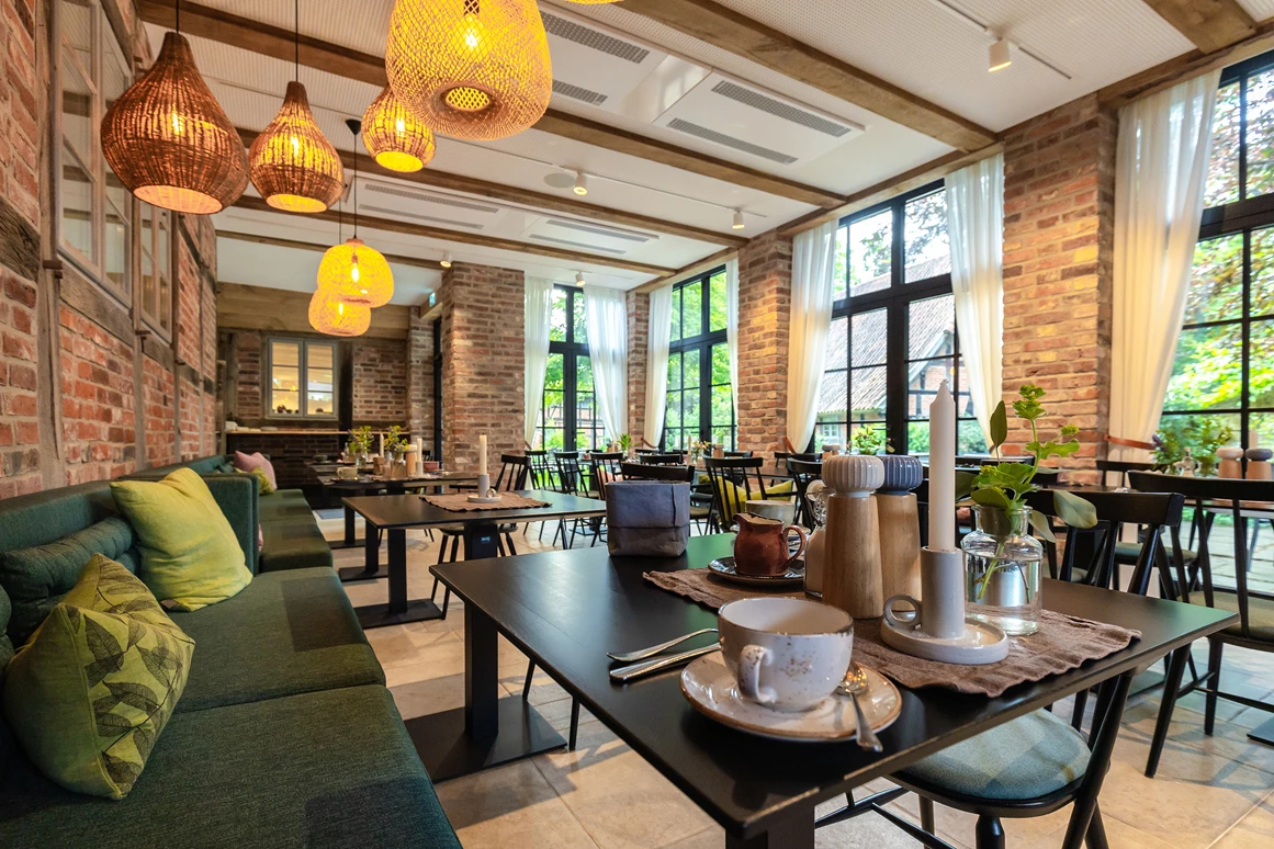 Biohotel: Wintergarten
Das ganze Jahr auf der Terrasse sitzen, ist im Wintergarten möglich und eine schöne Alternative zum Restaurant - Biohotel Wildland