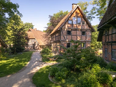 Biohotel: Das Wildland besteht aus 6 Fachwerkhäusern, welche wie bei einem Museumsdorf an anderer Stelle abgebaut wurden und hier wunderschön zusammen gestellt sind - Biohotel Wildland
