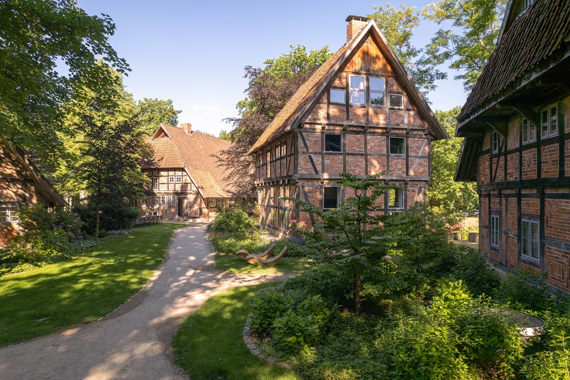 Biohotel: Das Wildland besteht aus 6 Fachwerkhäusern, welche wie bei einem Museumsdorf an anderer Stelle abgebaut wurden und hier wunderschön zusammen gestellt sind - Biohotel Wildland