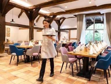 Biohotel: Unser Restaurant ist geöffnet von 7.00 bis 21.00 Uhr. Wir servieren bis 11.00 Uhr Frühstück, anschließend können Sie aus einer Tageskarte wählen und ab 17.00 Uhr gibt es leckere Speisen aus der Abendkarte. - Biohotel Wildland