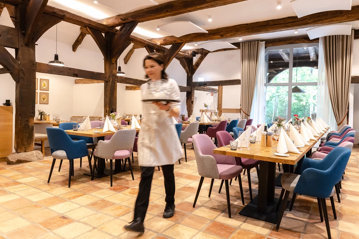Biohotel: Unser Restaurant ist geöffnet von 7.00 bis 21.00 Uhr. Wir servieren bis 11.00 Uhr Frühstück, anschließend können Sie aus einer Tageskarte wählen und ab 17.00 Uhr gibt es leckere Speisen aus der Abendkarte. - Biohotel Wildland