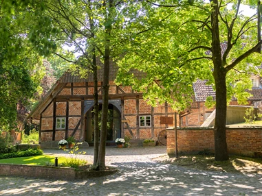 Biohotel: Willkommen auf WildLand! Wir liegen in der Südheide, direkt am Naturschutzgebiet und leben Natur pur - Biohotel Wildland