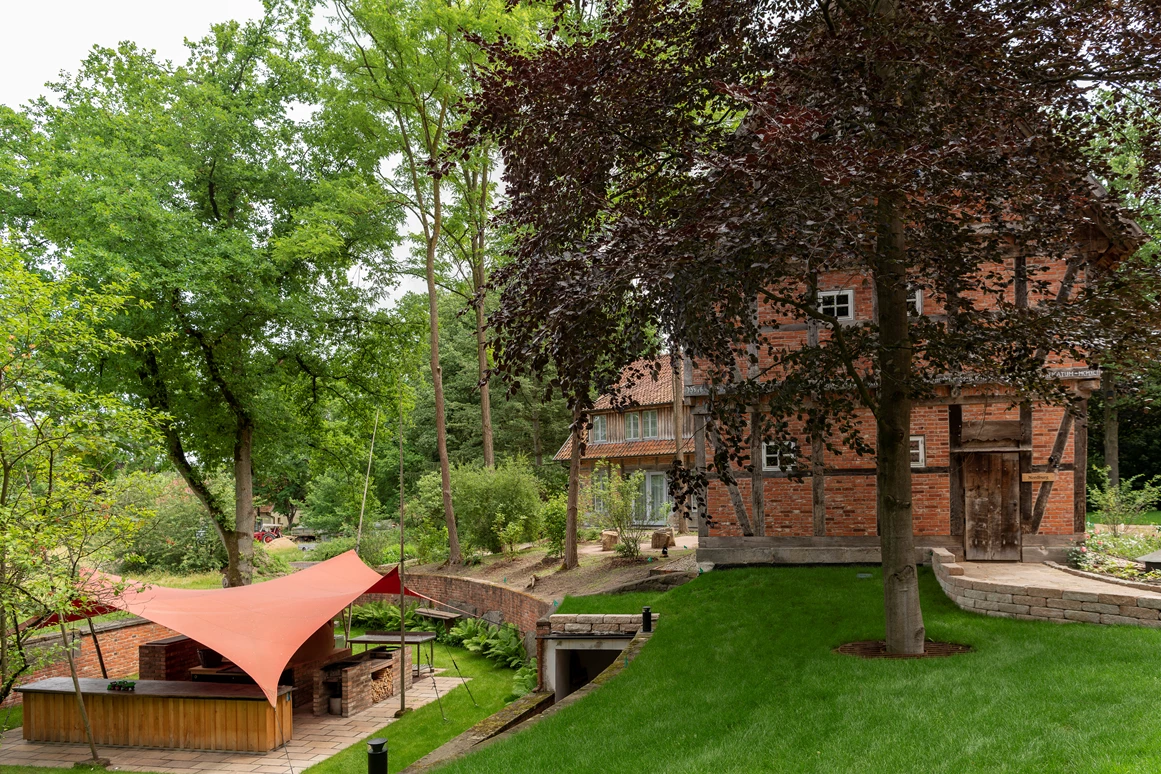 Biohotel: Unser Rotes Segel, etwas tiefer gelegen bietet einen tollen Platz für die Outdoor Küche. Hier wird im Lehmofen gebacken, im Räucherofen geräuchert und es gibt BBQ vom Grill. Im Sommer findet hier am Sonntag das Sonntagsvergnügen statt mit selbstgemachten Leckereien. - Biohotel Wildland
