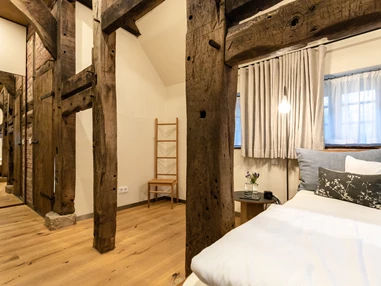 Biohotel: Das WildLand besitzt 18 Zimmer, alle ganz individuell, so passen sie sich der Hausstruktur an. Die Häuser sind nach traditioneller Bauweise erstellt und der Lehmputz sorgt in den Zimmern für ein hervorragendes Raumklima.
 - Biohotel Wildland