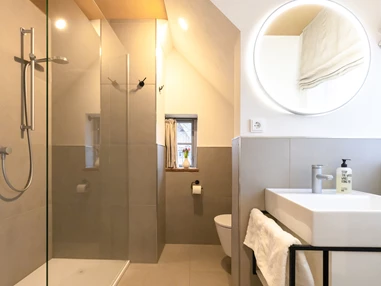 Biohotel: Unsere Badezimmer bieten ganz viel Ablagefläche und Stauraum. Sie sind modern und dennoch fügen sie sich harmonisch in das traditionelle Haus ein - Biohotel Wildland