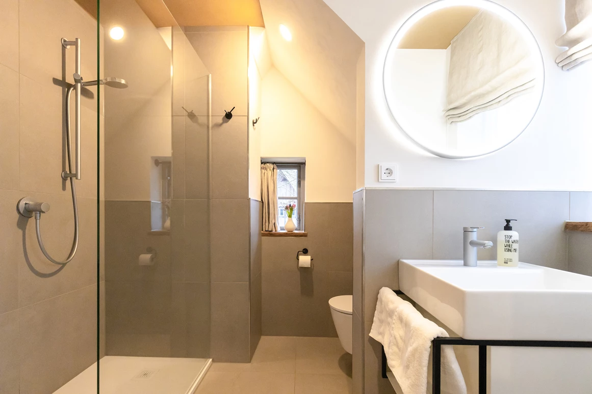 Biohotel: Unsere Badezimmer bieten ganz viel Ablagefläche und Stauraum. Sie sind modern und dennoch fügen sie sich harmonisch in das traditionelle Haus ein - Biohotel Wildland