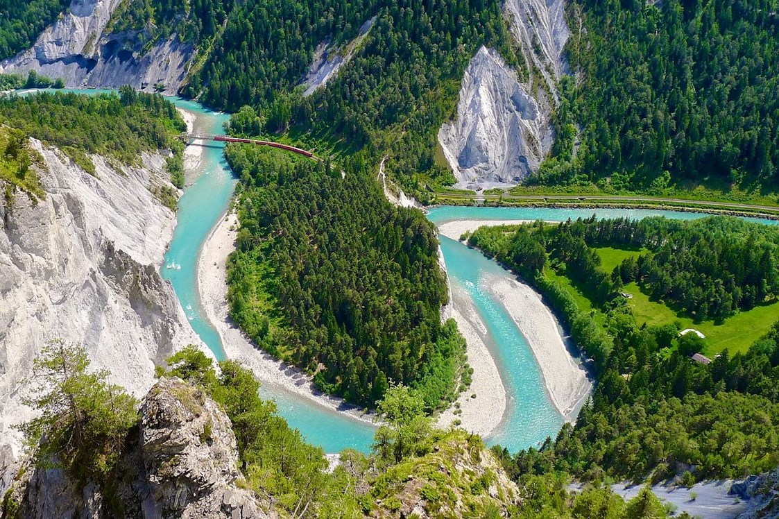 Biohotel: Die Umgebung des Ucliva - Glacier-Express-Route durch die wildromantische Rheinschlucht, auch bekannt als Swiss Grand Canyon - Biohotel Ucliva