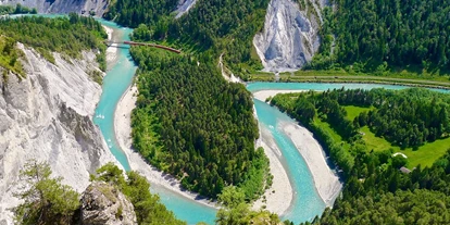 Nature hotel - Wassersparmaßnahmen - Graubünden - Die Umgebung des Ucliva - Glacier-Express-Route durch die wildromantische Rheinschlucht, auch bekannt als Swiss Grand Canyon - Biohotel Ucliva