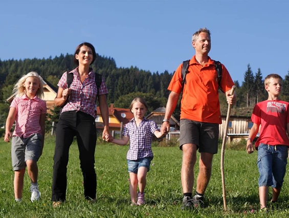 Biohotel: Familie beim Wandern - Bio-Bauernhof Petschnighof