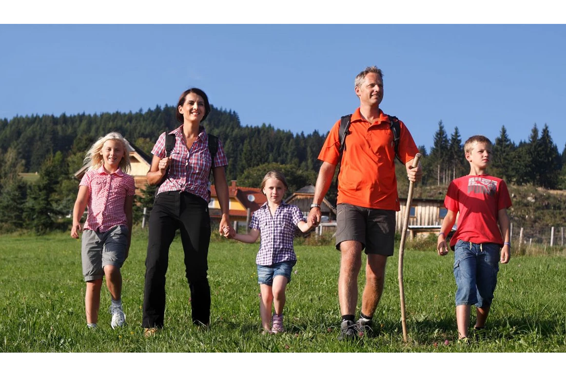 Biohotel: Familie beim Wandern - Bio-Bauernhof Petschnighof