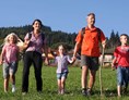 Biohotel: Familie beim Wandern - Bio-Bauernhof Petschnighof