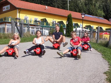 Biohotel: Bobbycar fahren im Spätsommer - Bio-Bauernhof Petschnighof