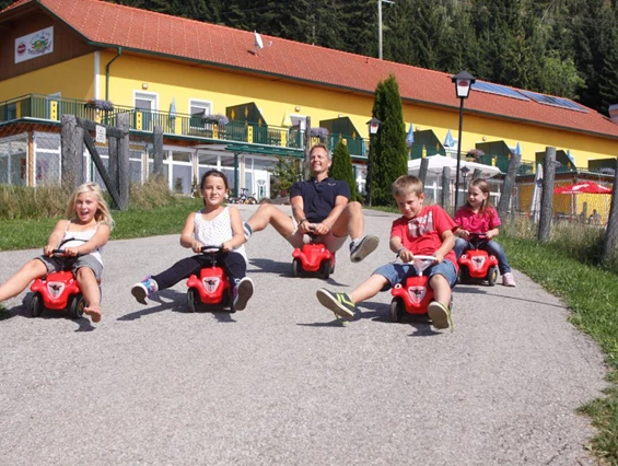 Biohotel: Bobbycar fahren im Spätsommer - Bio-Bauernhof Petschnighof