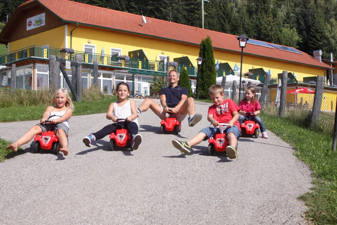 Biohotel: Bobbycar fahren im Spätsommer - Bio-Bauernhof Petschnighof
