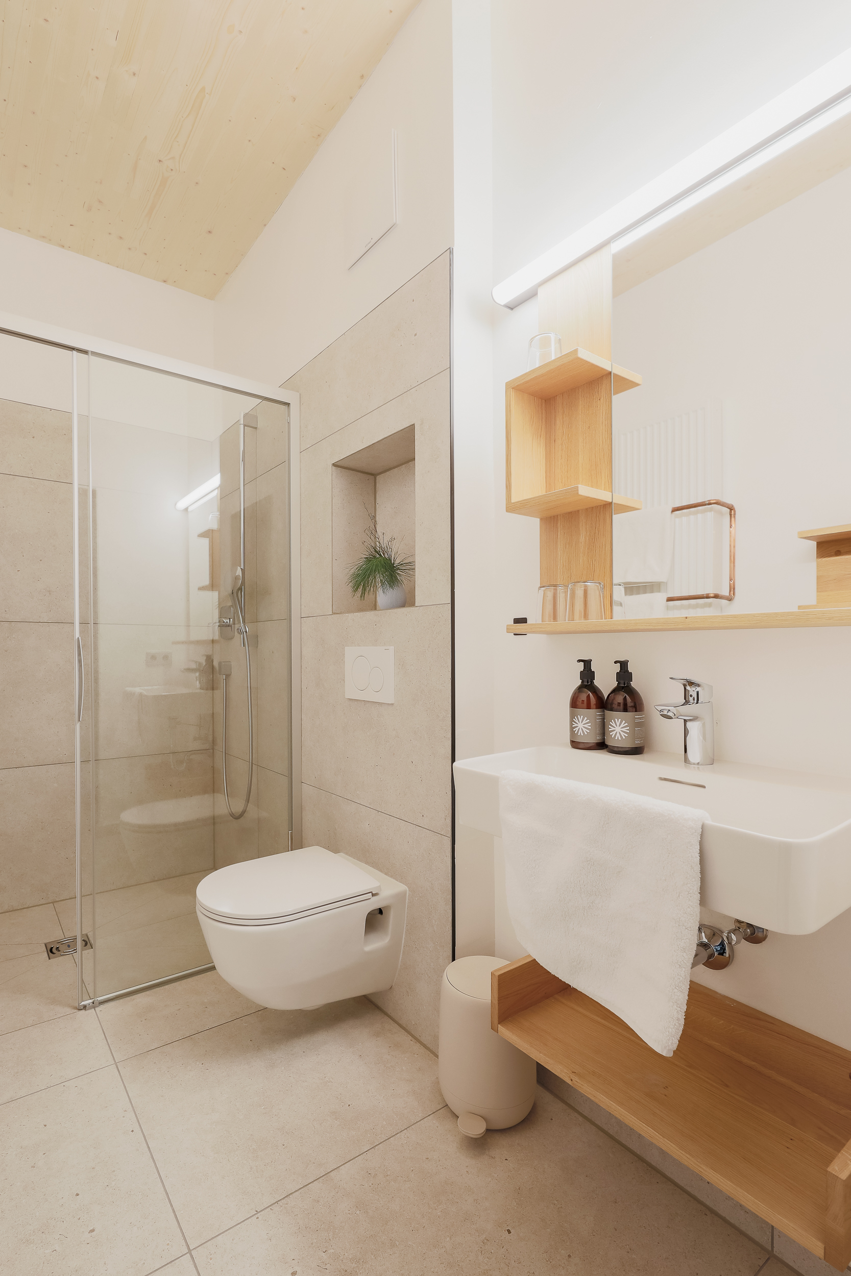 Biohotel: Moderne Badezimmer - Ecoquartier biYou