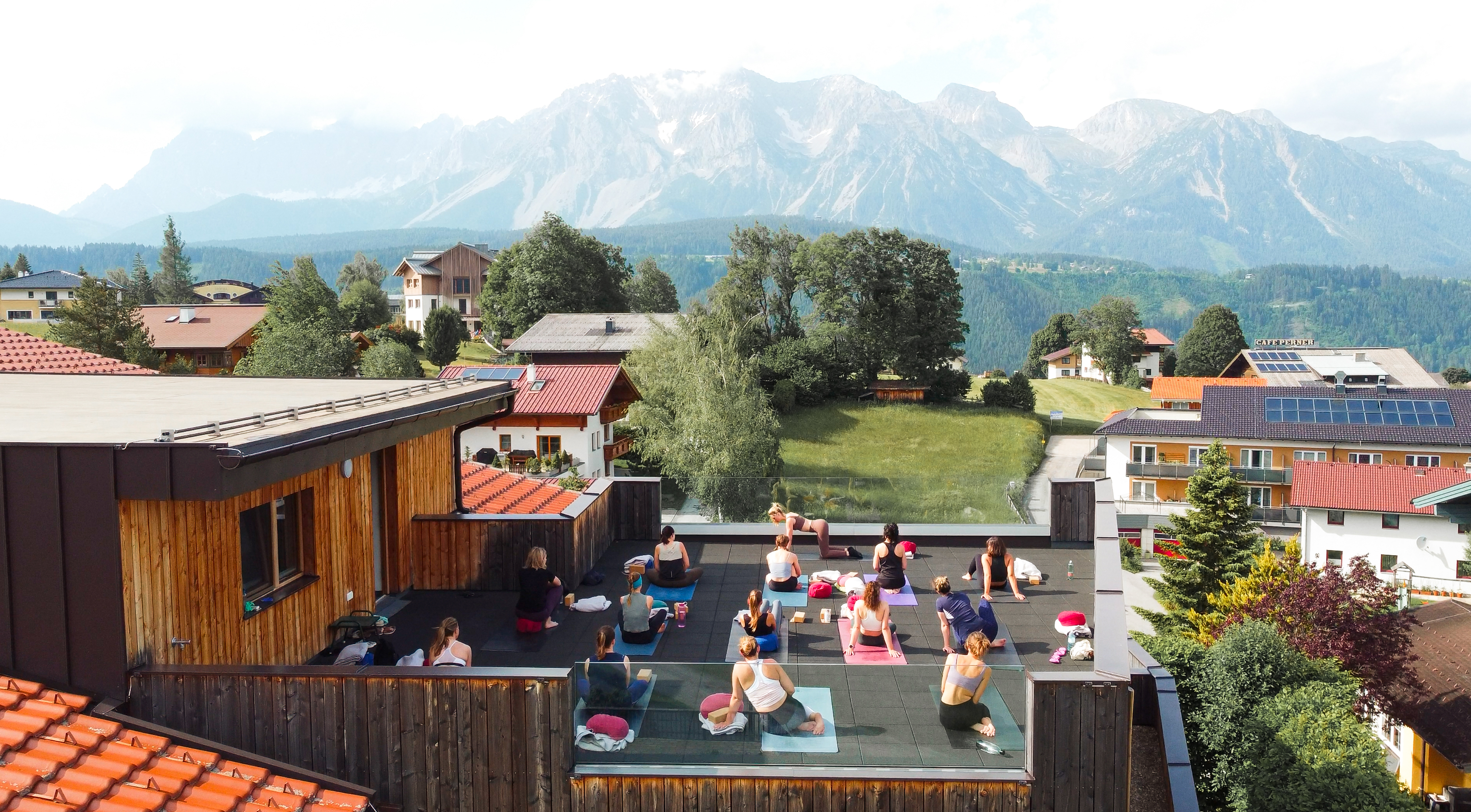 Biohotel: Unsere Yogaplattform mit Blick auf die Berge - Ecoquartier biYou