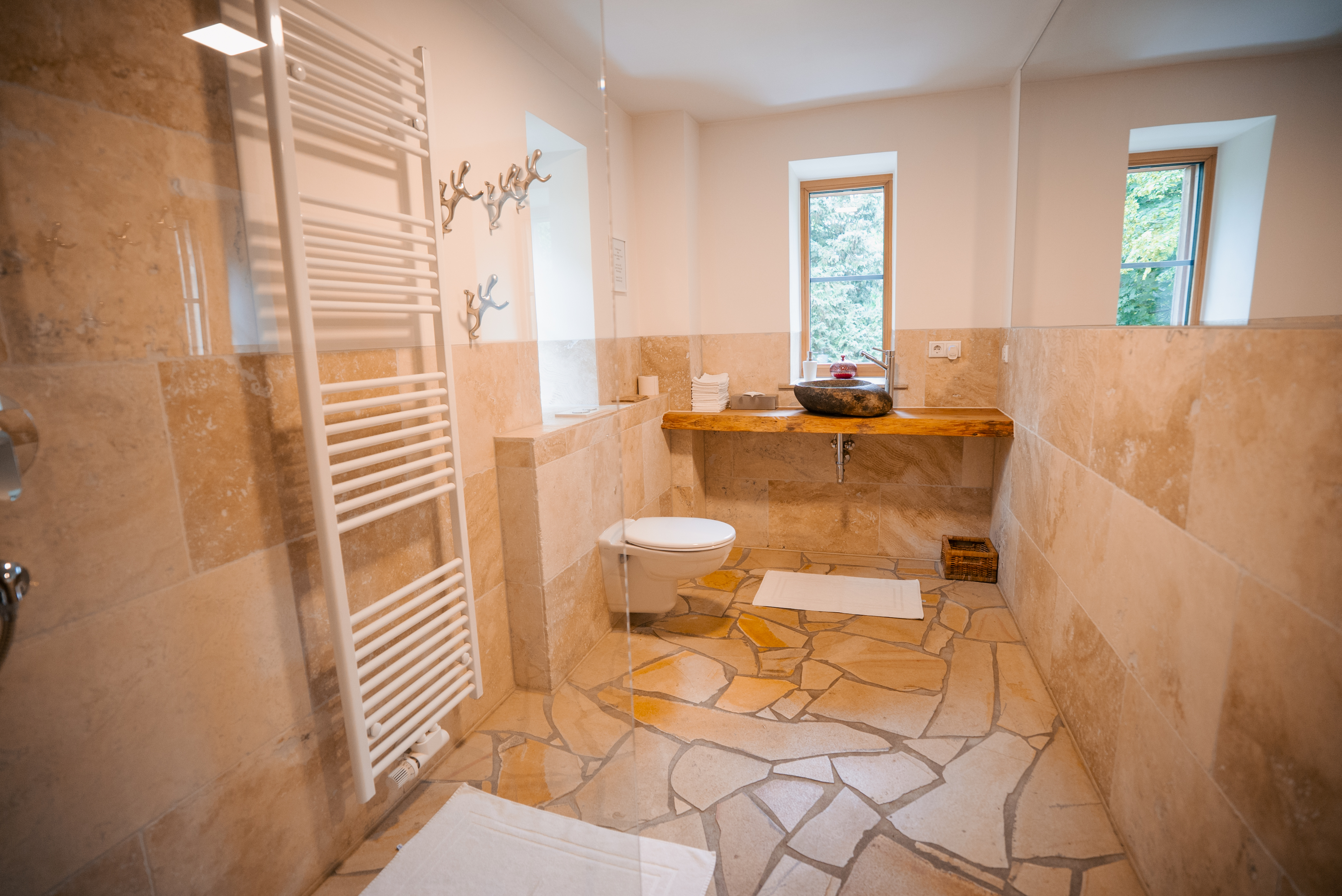 Biohotel: Kleines Bad im EG mit Toilette und Dusche - NaturQuartier am Stadtrand von Nürnberg