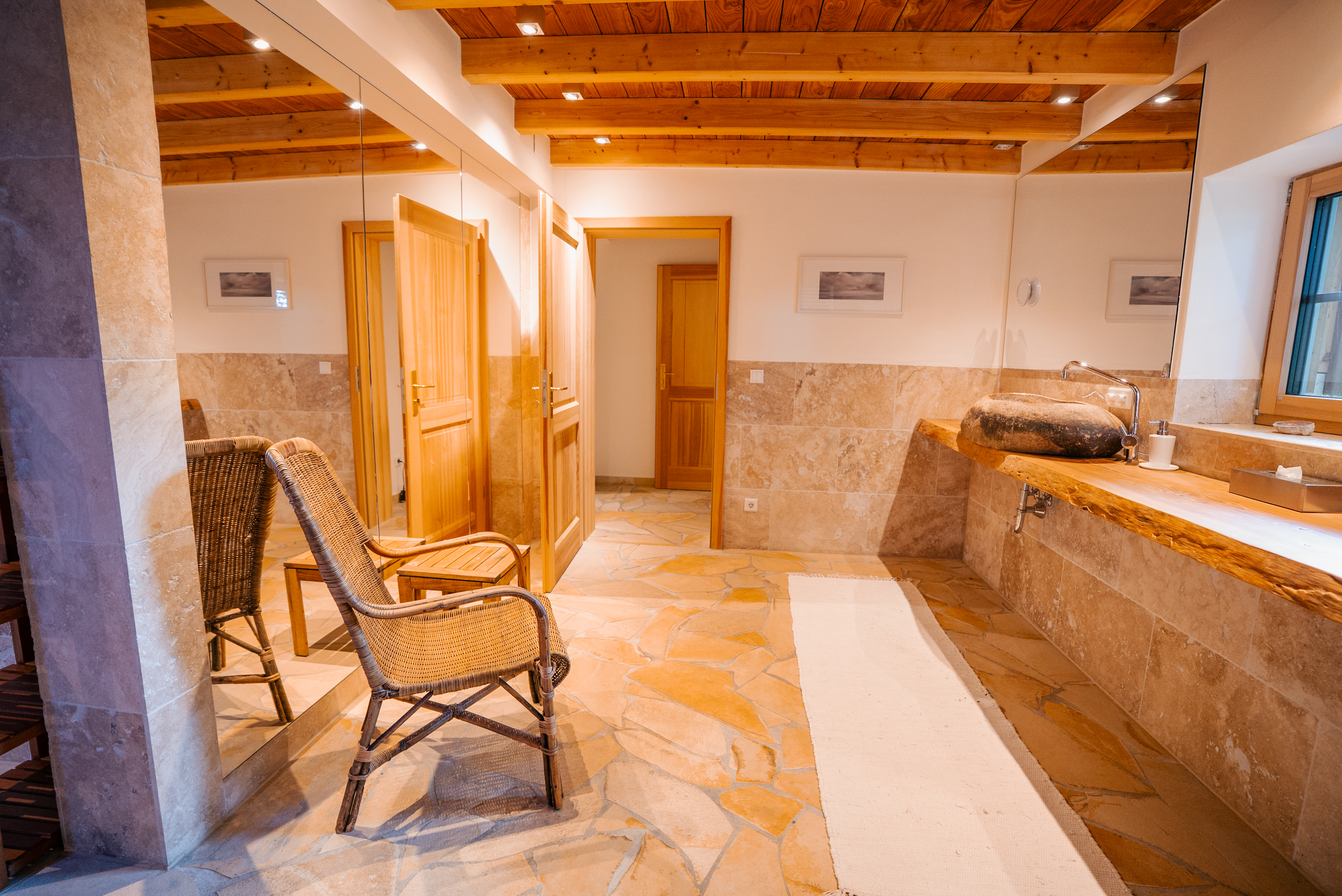 Biohotel: Großes Bad im UG mit Dusche, Badewanne und Infrarotkabine - NaturQuartier am Stadtrand von Nürnberg