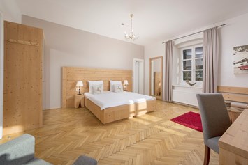 Biohotel: Doppelzimmer der L-Kategorie bieten ausreichend Platz für Ruhe und erholsamen Schlaf - Q! Resort Health & Spa Kitzbühel