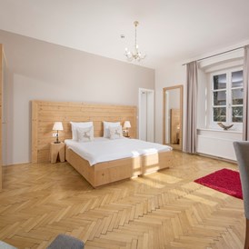 Biohotel: Doppelzimmer der L-Kategorie bieten ausreichend Platz für Ruhe und erholsamen Schlaf - Q! Resort Health & Spa Kitzbühel
