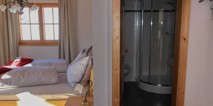 Naturhotel - Osttirol - Doppelzimmer - es wird mit Holz und Solarzellen geheizt - Katharinas Veganer Naturgasthof