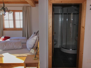 Biohotel: Doppelzimmer - es wird mit Holz und Solarzellen geheizt - Katharinas Veganer Naturgasthof