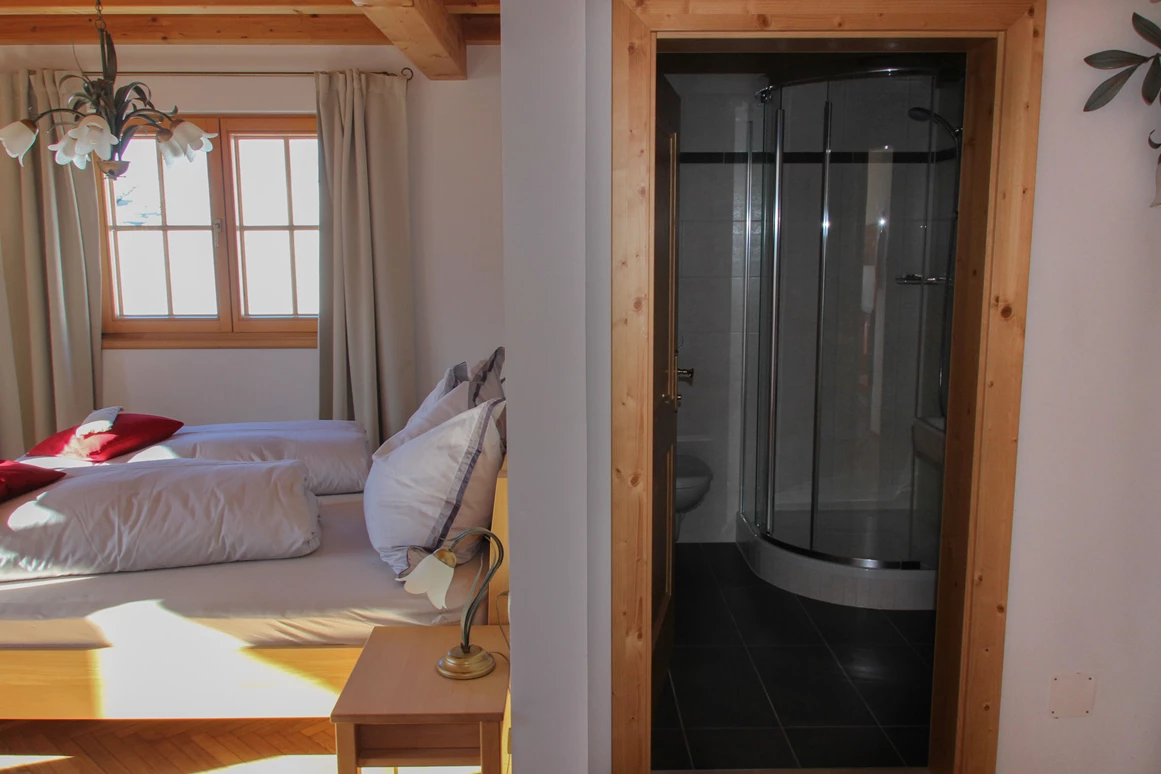 Biohotel: Doppelzimmer - es wird mit Holz und Solarzellen geheizt - Katharinas Veganer Naturgasthof