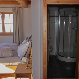 Biohotel: Doppelzimmer - es wird mit Holz und Solarzellen geheizt - Veganer Gasthof zum Ederplan