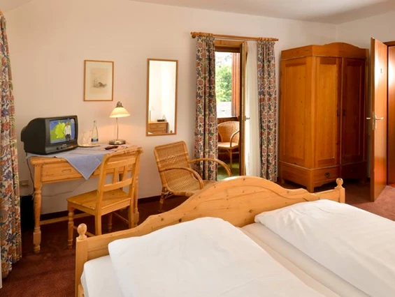 Biohotel: Gästezimmer mit Fichtenholzmöbeln - Gasthof Adler
