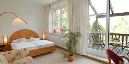 Naturhotel - Bio-Küche: Vollwertküche - Mecklenburg-Vorpommern - Alle Zimmer sind mit Vollholzmöbeln, metallfreien Betten, natürlichen Materialien und Netzfreischaltung ausgestattet. - Gutshaus Stellshagen