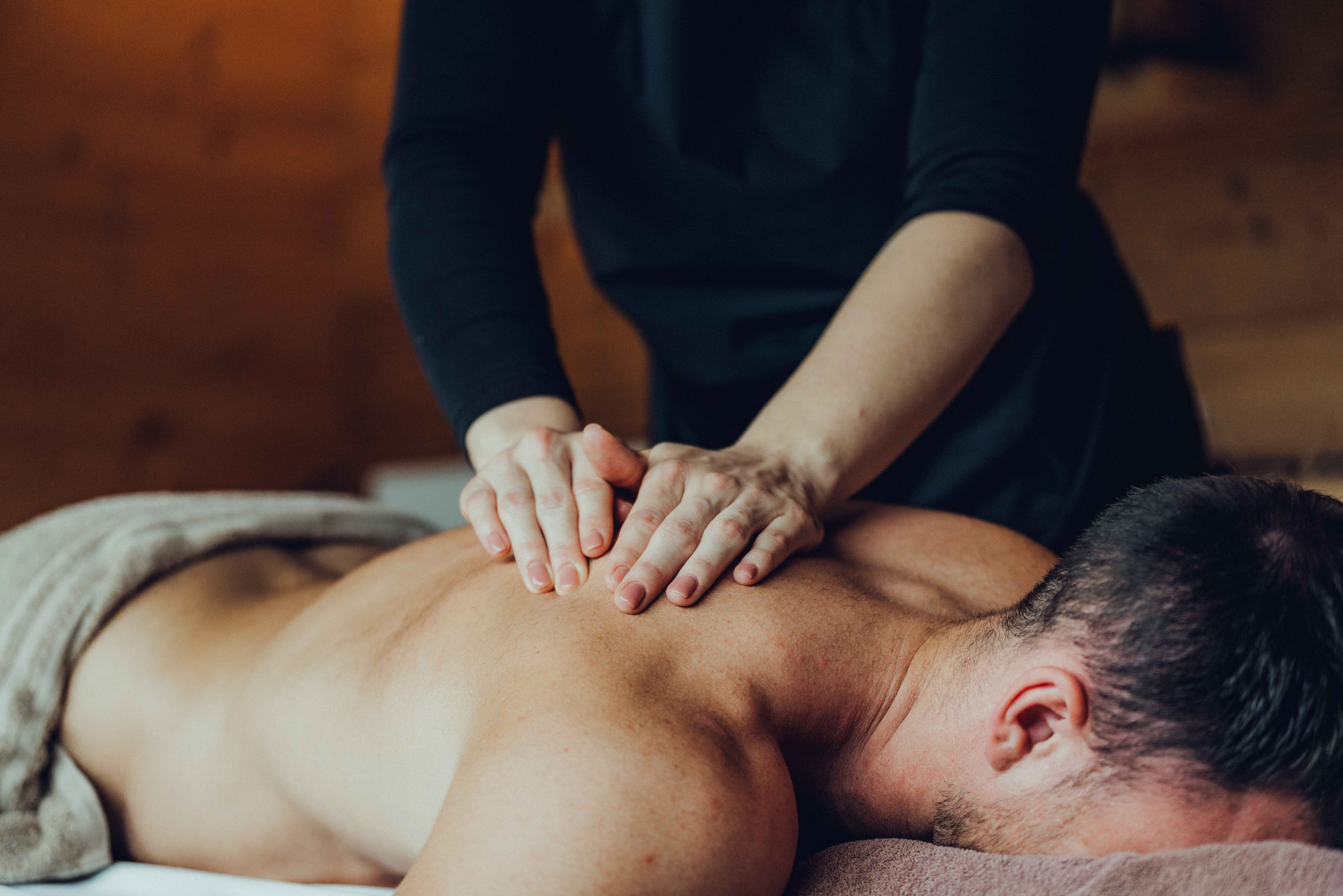 Biohotel: Massage im SPAnorama - Holzhotel Forsthofalm