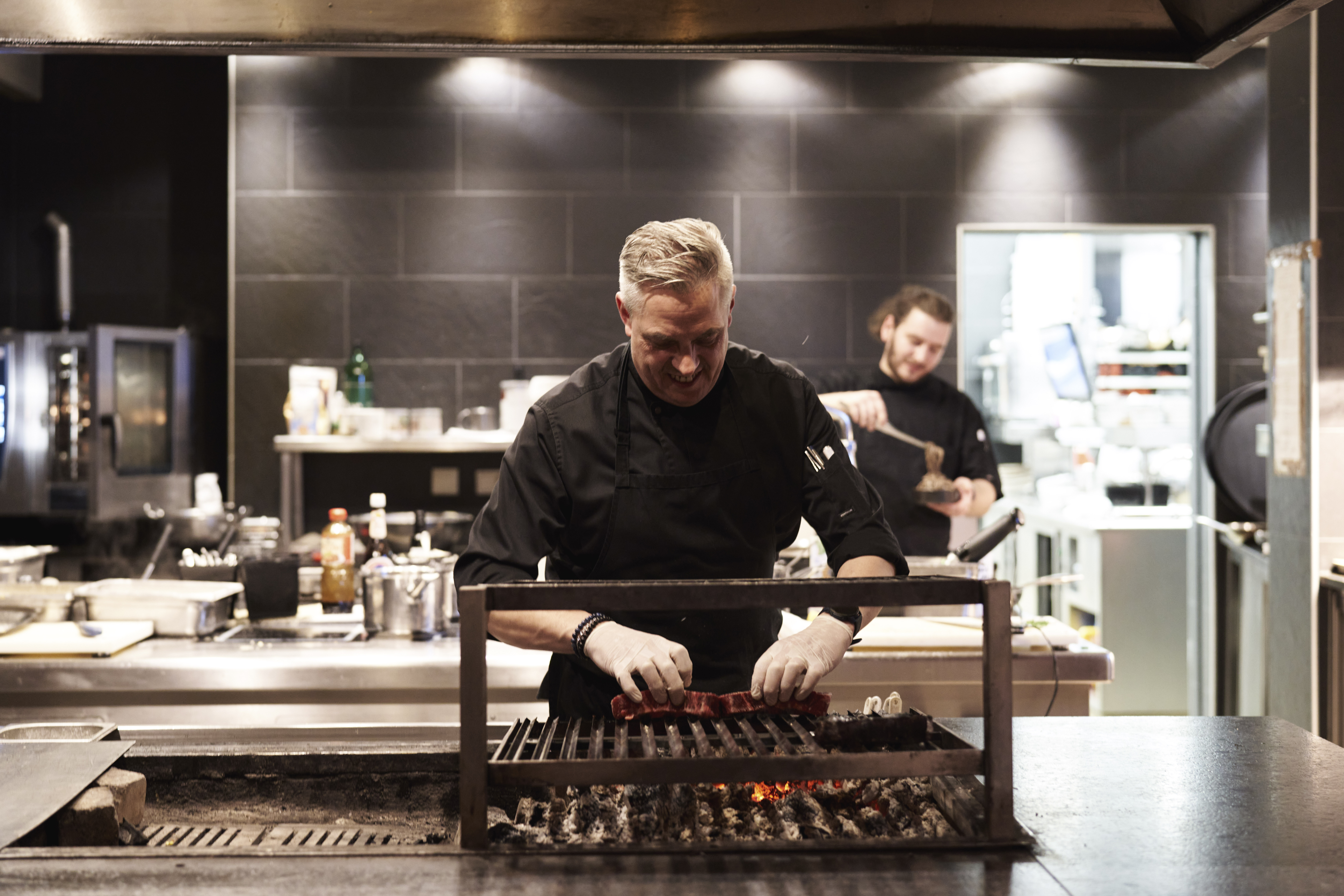 Biohotel: BIO-Küche mit Holzkohlegrill - Holzhotel Forsthofalm