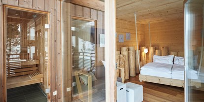 Naturhotel - Berchtesgaden - Suite aus Mondholz mit privater Sauna auf dem Balkon - Holzhotel Forsthofalm