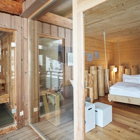 Biohotel: Suite aus Mondholz mit privater Sauna auf dem Balkon - Holzhotel Forsthofalm