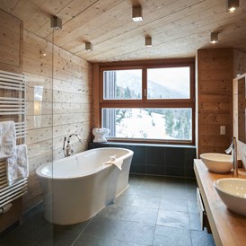 Biohotel: Badezimmer in der Secret Forest Suite - Holzhotel Forsthofalm