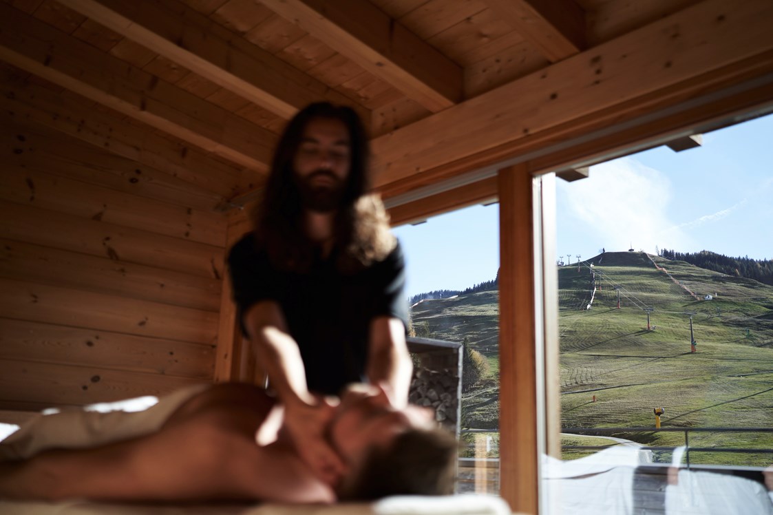 Biohotel: Massage mit hauseigenen Naturölen - Holzhotel Forsthofalm