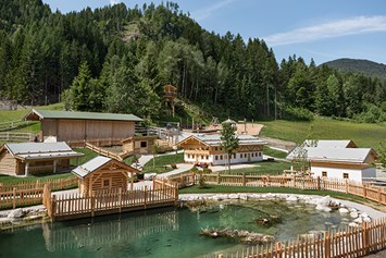 Naturhotel: Das Naturhotel Forsthofgut - 30.000 qm Gartenanlage mit Bio-Badesee und Kinderbauernhof miniGUT. - Naturhotel Forsthofgut