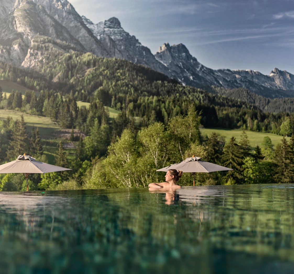Naturhotel: Tanken Sie die Kraft der Alpen in unserem Außenpool mit Bergblick. - Naturhotel Forsthofgut