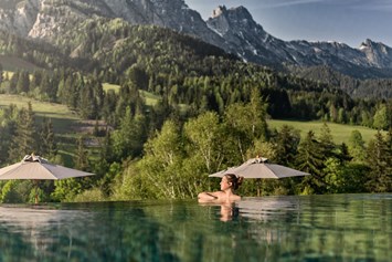 Naturhotel: Tanken Sie die Kraft der Alpen in unserem Außenpool mit Bergblick. - Naturhotel Forsthofgut