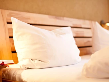 Biohotel: Zimmer - warme Farben, naturbelassene Hölzer - Biohotel Sonne St. Peter